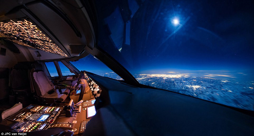 Khung cảnh huyền ảo của Trái đất nhìn từ buồng lái máy bay