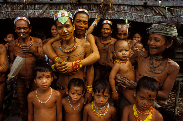 Kỳ dị cách mài răng cá mập gia tăng nhan sắc của người Mentawai