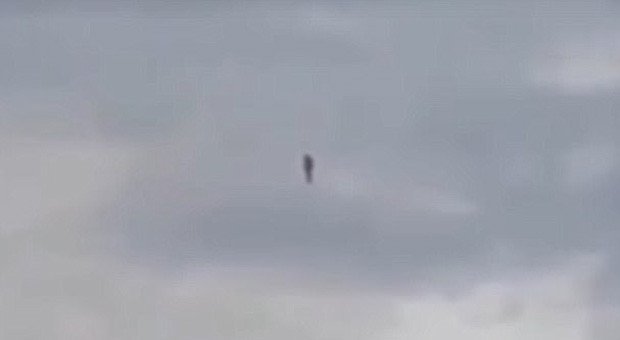 Kỳ lạ hình ảnh người lơ lửng trên bầu trời Úc