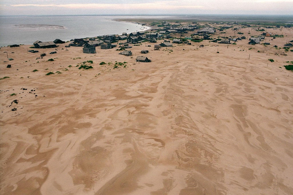 Kỳ lạ ngôi làng chìm trong biển cát