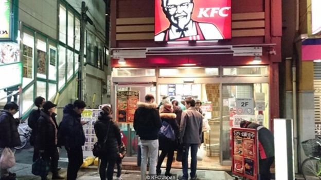 Kỳ lạ người Nhật ăn Giáng Sinh với gà rán KFC