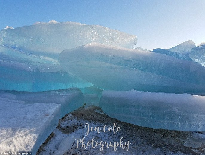 Kỳ thú hồ băng màu xanh lơ khổng lồ