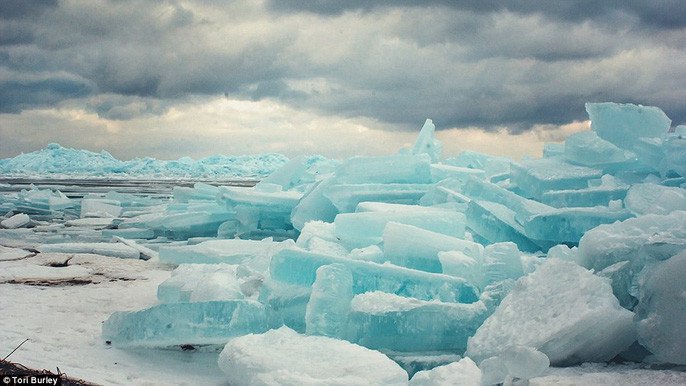 Kỳ thú hồ băng màu xanh lơ khổng lồ