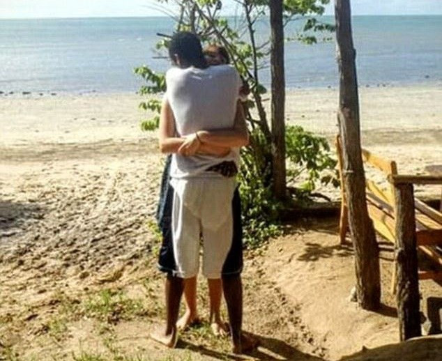 Lại tranh cãi về bức ảnh cặp đôi ôm nhau trên bãi biển