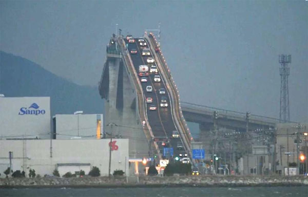 Lái xe can đảm mới dám đi qua cây cầu dốc đứng nhất thế giới này