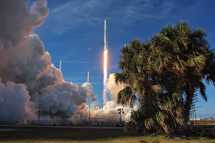 Lần đầu tiên SpaceX tiếp tế cho ISS bằng tàu vũ trụ và tên lửa tái sử dụng