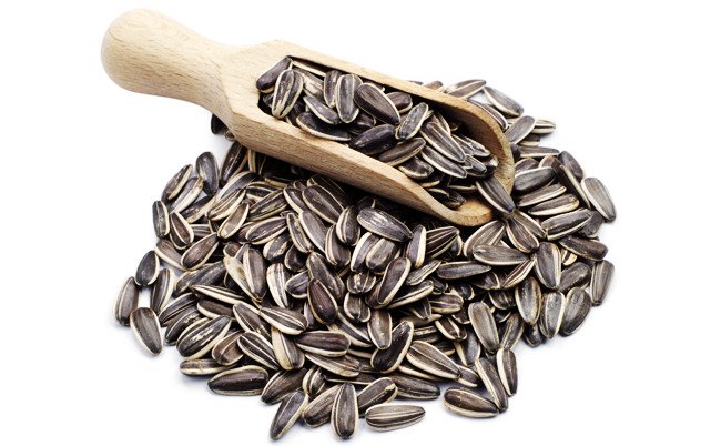 Lợi ích và tác hại của 3 loại hạt được ăn nhiều trong ngày Tết