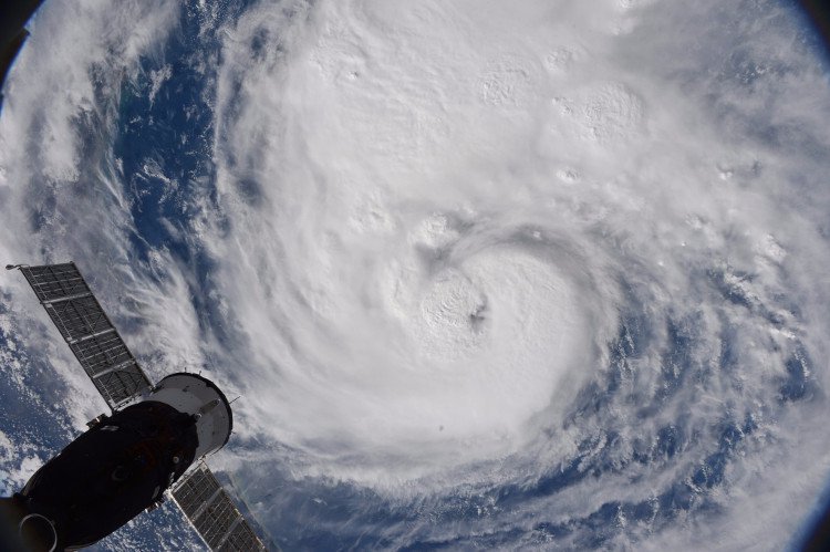 Lượng mưa kỷ lục từ siêu bão Harvey làm cong vỏ Trái Đất