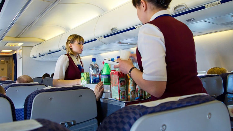 Lý do tiếp viên hàng không ghét phục vụ đồ uống có gas không đường
