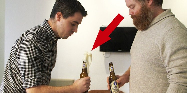Lý giải hiện tượng bia sủi bọt khi bị đập vào miệng chai