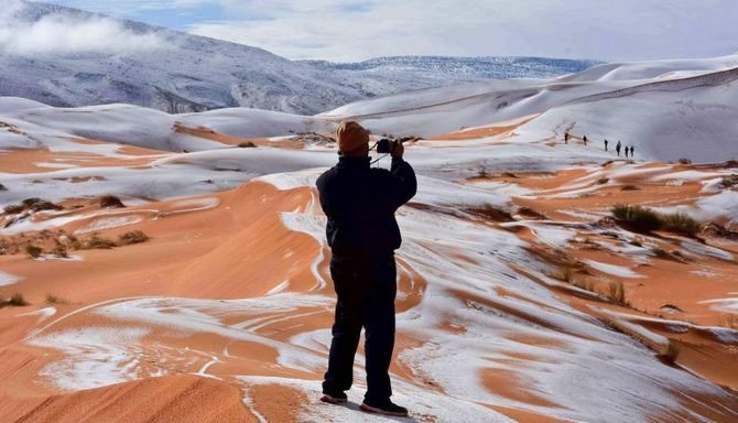 Lý giải hiện tượng tuyết rơi trắng xóa tại... sa mạc Sahara