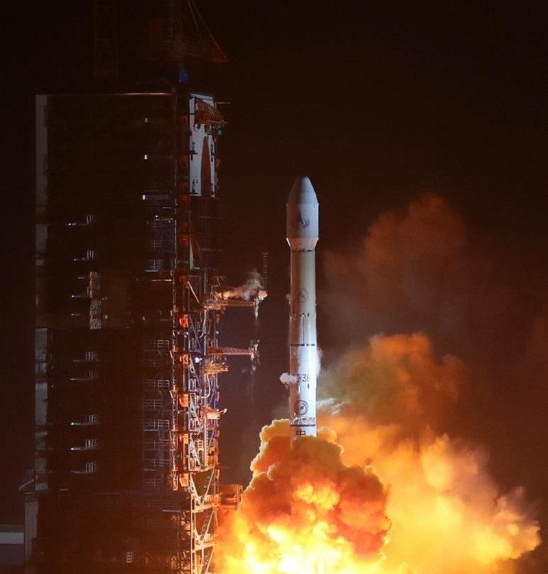 Mảnh vỡ vệ tinh Trung Quốc rơi xuống ruộng