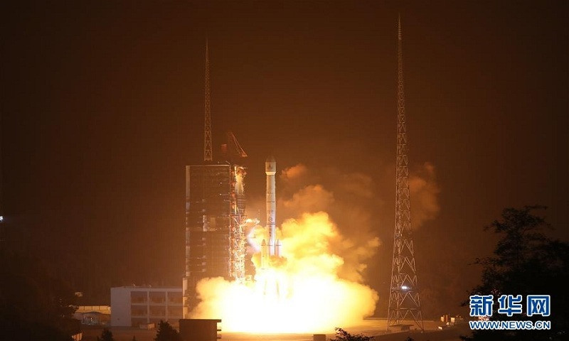 Mảnh vỡ vệ tinh Trung Quốc rơi xuống ruộng