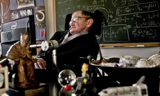 Mất khả năng nói từ năm 1985, Stephen Hawking đã làm cách nào để nói chuyện với thế giới?
