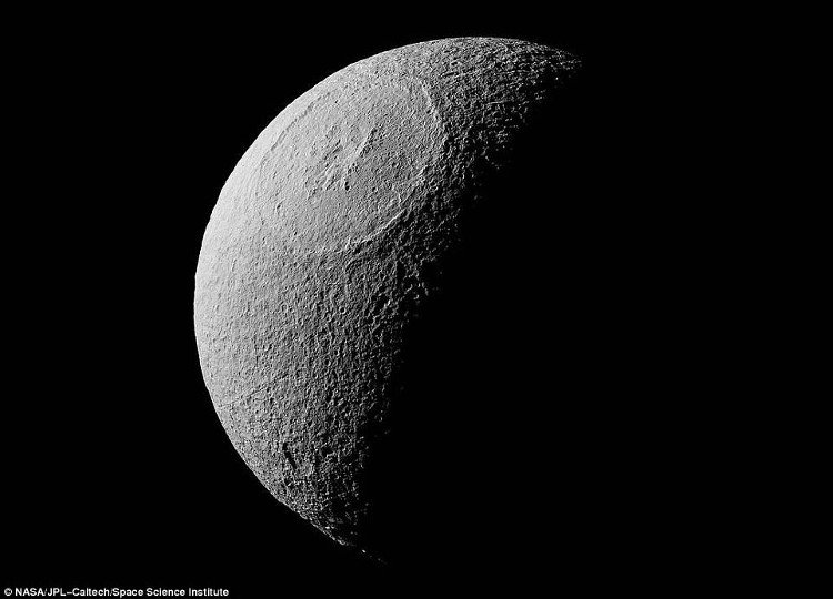 Miệng núi lửa rộng 450km trên mặt trăng sao Thổ