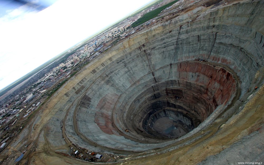 Mỏ kim cương khổng lồ có thể tạo lốc xoáy hút rơi trực thăng