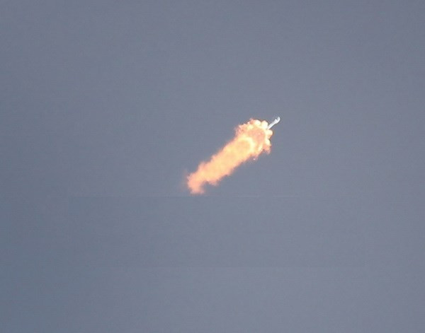 Một động cơ tên lửa của SpaceX nổ trong khi thử nghiệm