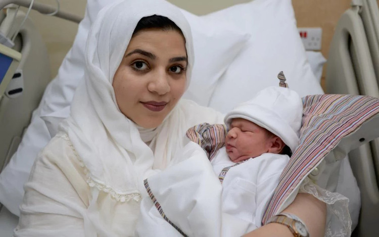 Một phụ nữ Anh sinh con sau khi cấy ghép mô buồng trứng đông lạnh