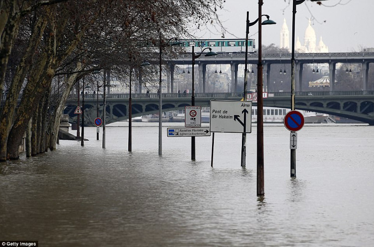 Mưa lớn liên tục, nhiều tầng trệt ở Paris biến mất