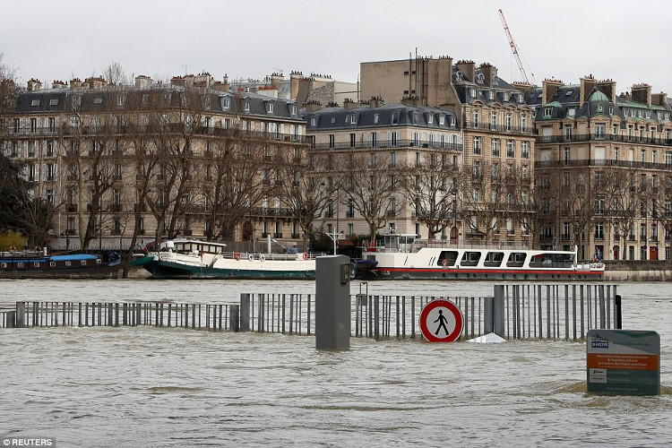 Mưa lớn liên tục, nhiều tầng trệt ở Paris biến mất