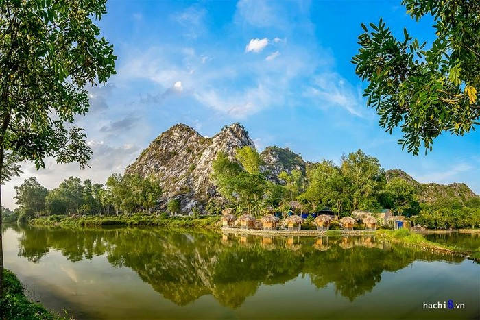 Mùa lúa chín vàng dưới chân núi Trầm ở ngoại ô Hà Nội