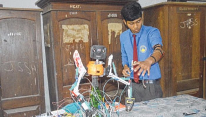 Nam sinh 14 tuổi chế tạo robot cho gà ăn từ những món đồ vứt đi