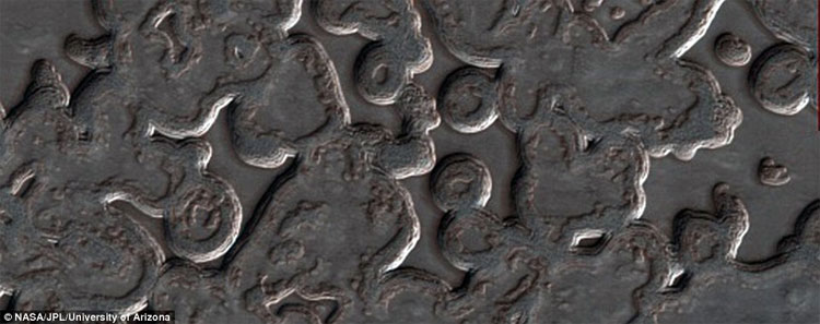 NASA công bố 15 bức ảnh tuyệt đẹp về sao Hỏa