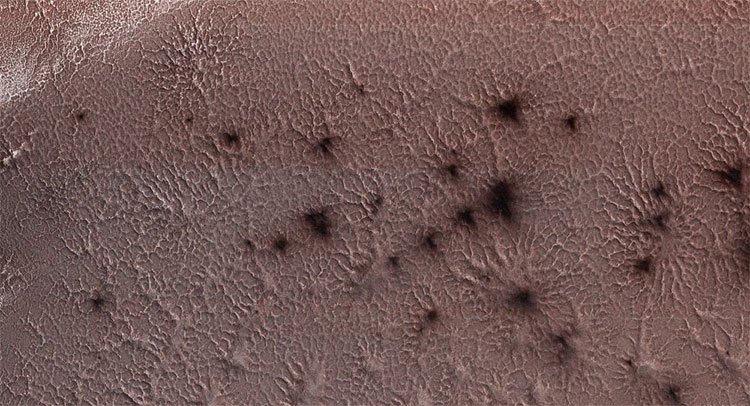 NASA công bố hình ảnh bất ngờ về nhện khổng lồ trên sao Hỏa