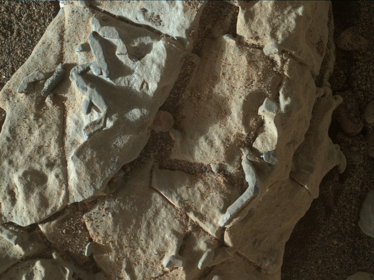NASA phát hiện các vật thể hình que trên sao Hỏa
