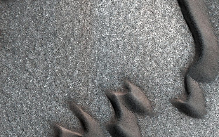 NASA vừa chụp được một bức ảnh quái dị trông chẳng khác gì hàng fake về sao Hoả