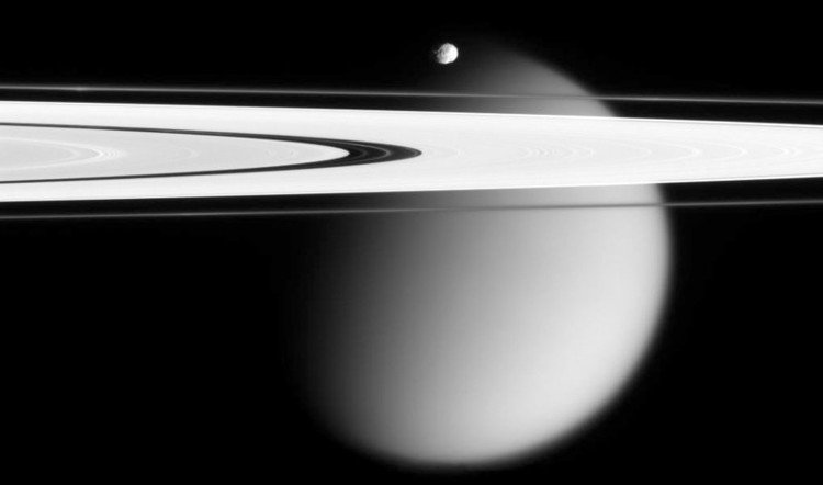 Ngắm hoàng hôn sương mù trên mặt trăng của sao Thổ