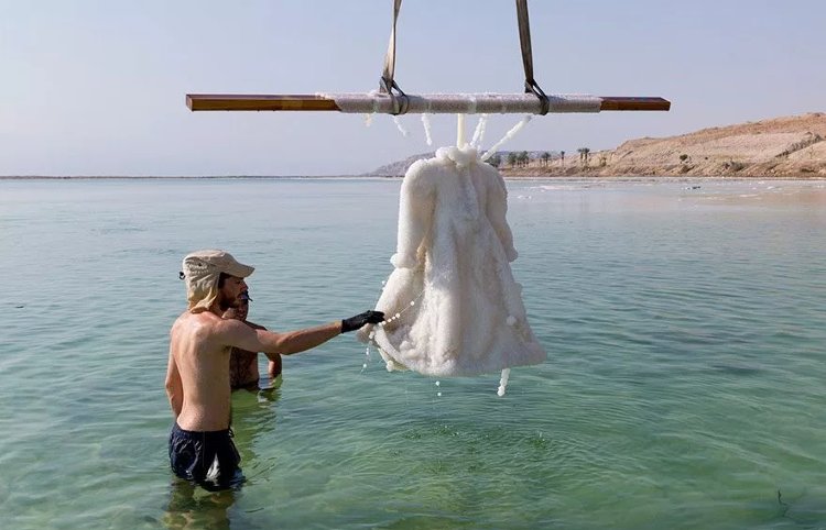 Ngâm một chiếc áo trong Biển Chết suốt 2 năm và cái kết choáng váng