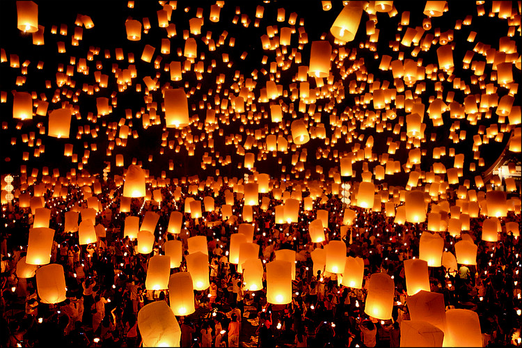 Ngỡ ngàng ngắm lễ hội đèn trời đẹp hơn cổ tích ở Thái Lan