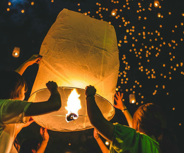 Ngỡ ngàng ngắm lễ hội đèn trời đẹp hơn cổ tích ở Thái Lan