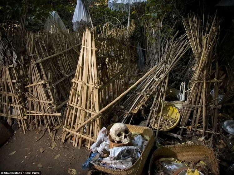 Ngôi làng duy nhất trên thế giới phơi xác người chết trong lồng tre để tự phân hủy