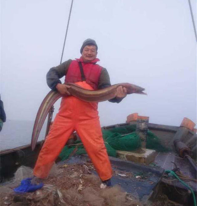 Ngư dân Trung Quốc bắt được lươn khủng dài gần 2m