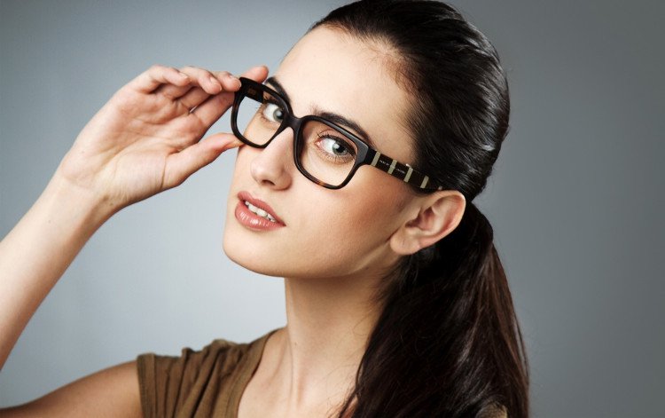Người đeo kính có thật thông minh hơn người khác?