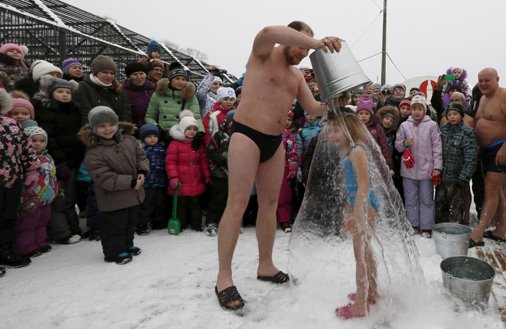 Người Siberia tắm nước lạnh cóng giữa trời âm độ