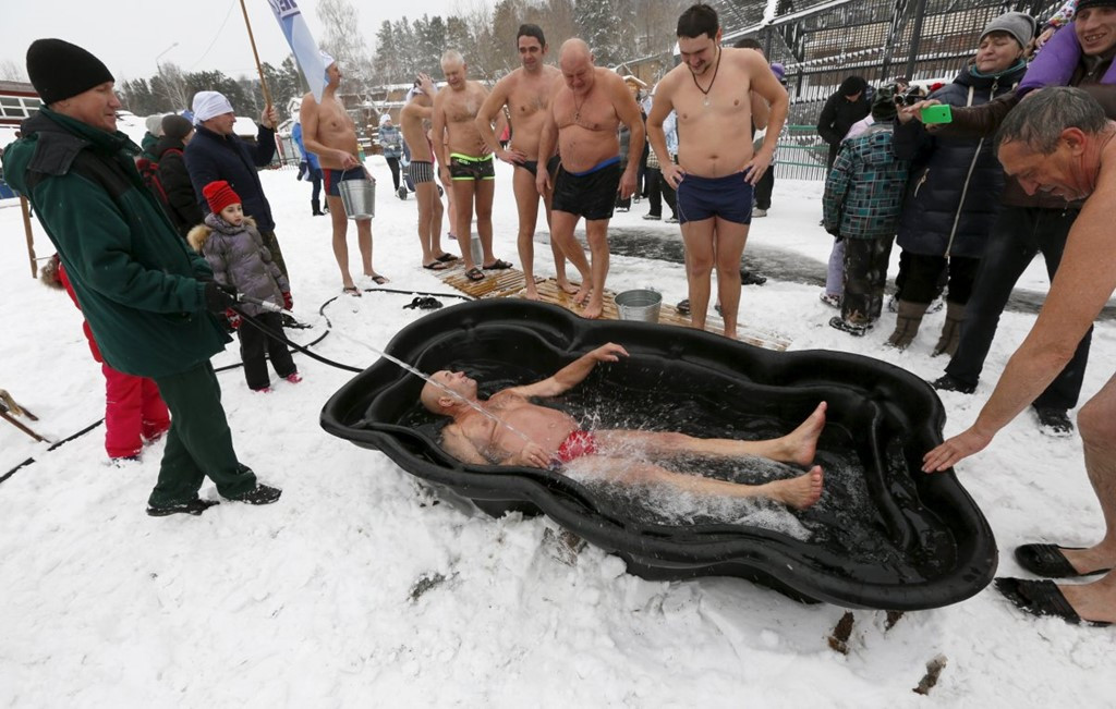 Người Siberia tắm nước lạnh cóng giữa trời âm độ