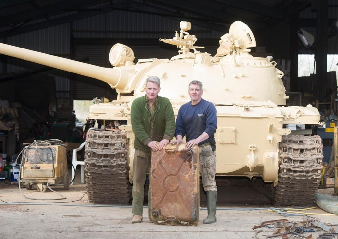 Nhà sưu tập Anh tìm thấy 25kg vàng trong xe tăng cũ