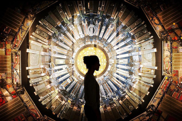 Nhà vật lý học người Anh dùng máy gia tốc hạt lớn để chứng minh ma không hề tồn tại
