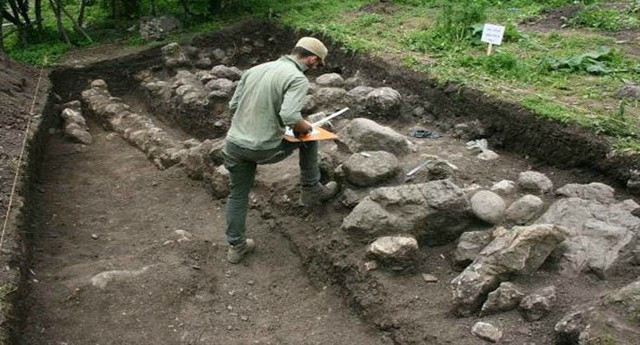 Nhiều cổ vật đá hàng ngàn năm tuổi được tìm thấy ở nghĩa trang Bắc Iran