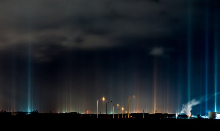 Những cột sáng rực rỡ xuyên thẳng lên trời giống UFO xuất hiện