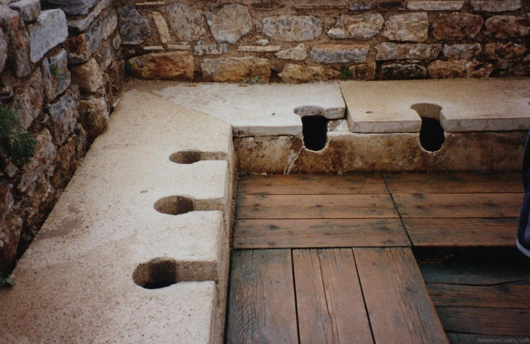 Những điều thú vị về chuyện đi vệ sinh của thời La Mã cổ đại