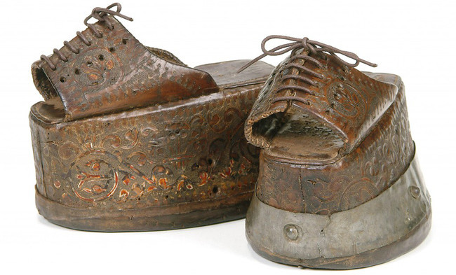 Những đôi giày cao tới 50cm: Chuẩn mực của cái đẹp phụ nữ thời Trung Đại