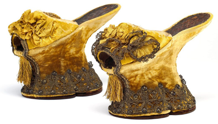 Những đôi giày cao tới 50cm: Chuẩn mực của cái đẹp phụ nữ thời Trung Đại