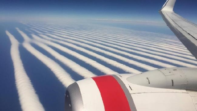 Những đường mây kẻ sọc thẳng tắp kỳ lạ trên bầu trời Australia