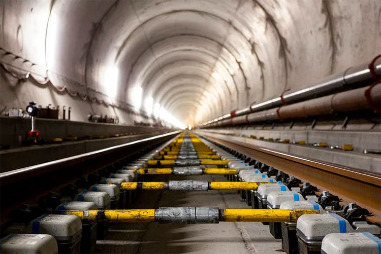 Những kỷ lục cực khủng của đường hầm xe lửa dài nhất thế giới