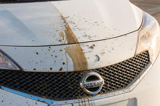 Nissan giới thiệu xe tự làm sạch vết bẩn nhờ lớp sơn phủ nano