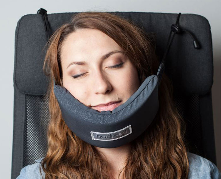 NodPod - Chiếc võng giúp bạn thoải mái ngủ ngồi khi đi máy bay, đi xe...